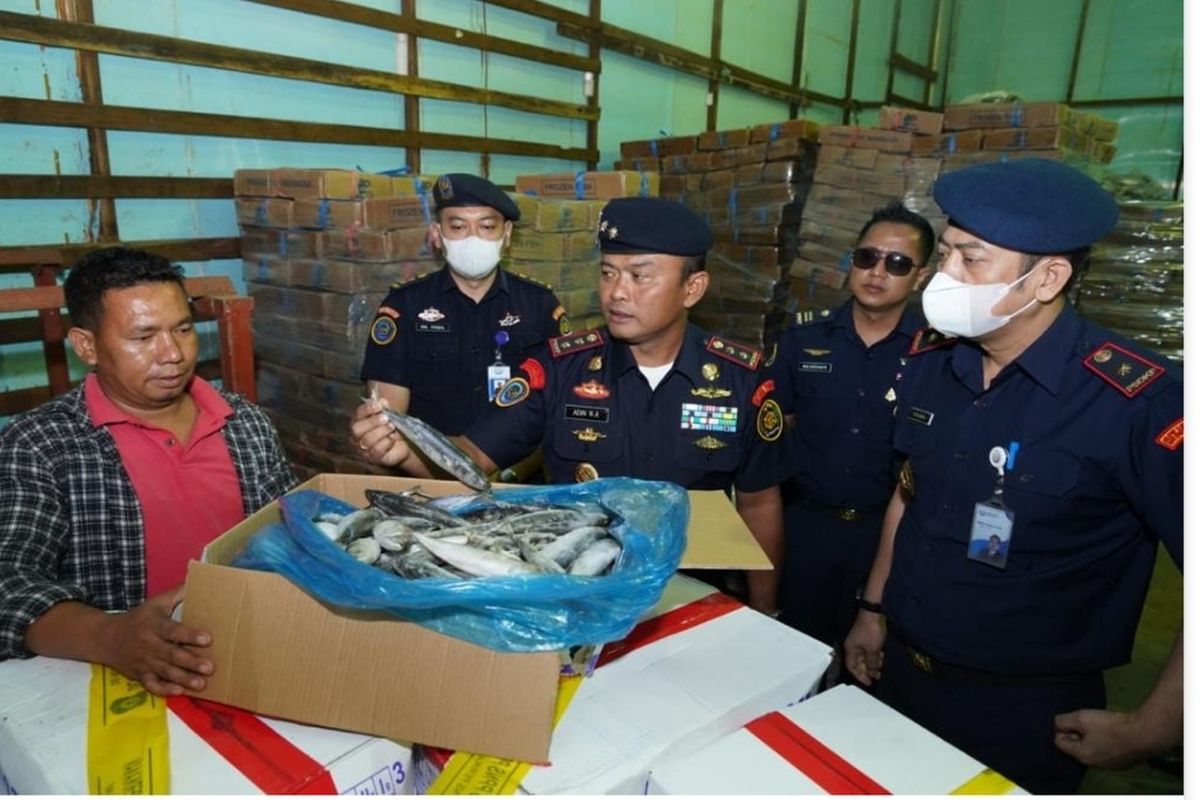 Kementerian Kelautan dan Perikanan (KKP)  menyegel ikan impor ilegal asal Tingkok dan Malaysia