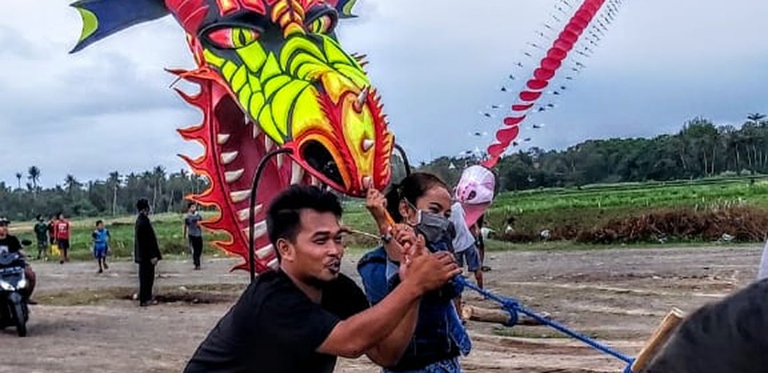Wisata alternatif di Bantul - Seorang wisatawan sedang menaiki layangan naga raksasa di Kabupaten Bantul, Yogyakarta.