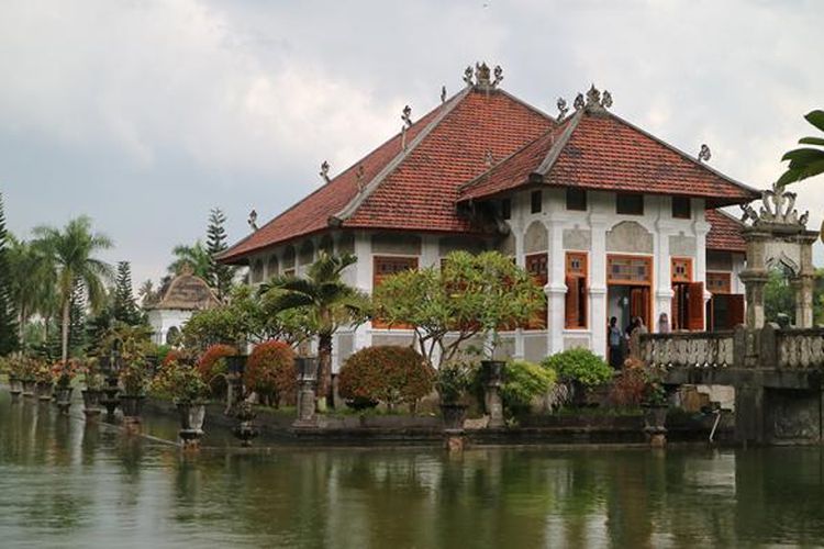 Taman yang kerap disebut Water Palace ini dibangun pada 1909 di bawah pemerintahan Raja Karangasem yang terakhir bertahta. 