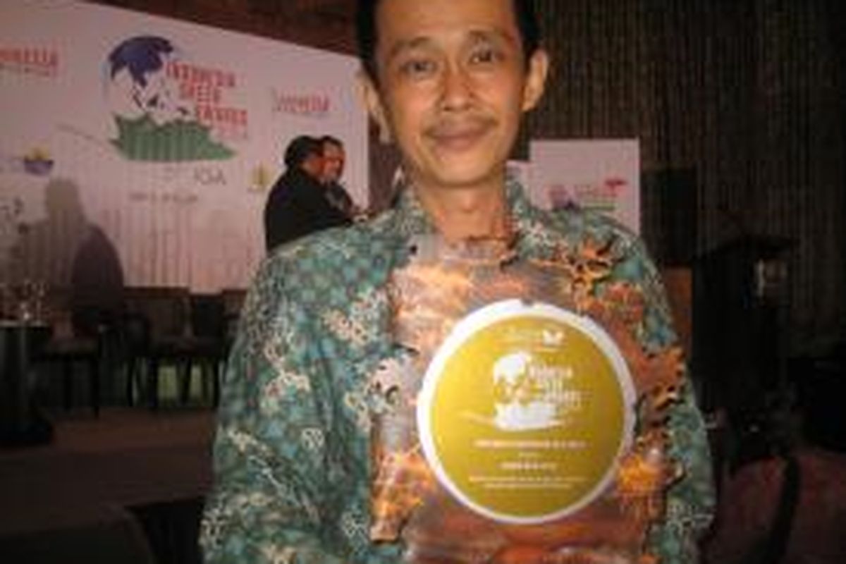 Amin Ben Gas saat meraih predikat The Most Inspiring pada Indonesia Green Award (IGA) 2014 pada Rabu (18/6/2014) di Jakarta. Konverter kit temuannya sejak empat tahun silam mampu menjawab pertanyaan soal penghematan bahan bakar minyak (BBM) nelayan dan petani kecil di Kabupaten Kubu Raya, Provinsi Kalimantan Barat.

