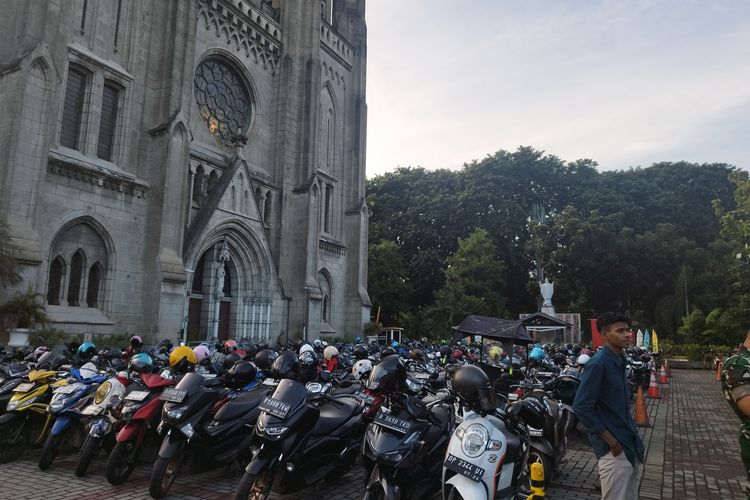 Jamaah Masjid Istiqlal yang membawa motor diperbolehkan parkir di halaman Katedral Jakarta, Rabu (10/4/2024).
