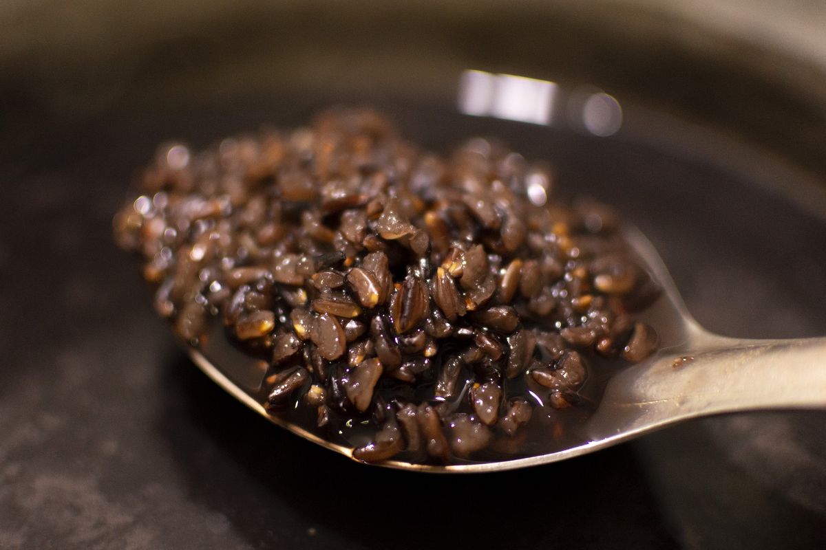 Varietas beras hitam memiliki warna hitam pekat yang sering kali berubah jadi ungu ketika dimasak. Ini juga menjadi salah satu nasi yang bagus untuk diet.