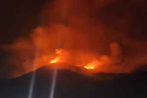Gunung Karangetang Sulut Erupsi, Lava Pijar Meluncur ke Berbagai Arah