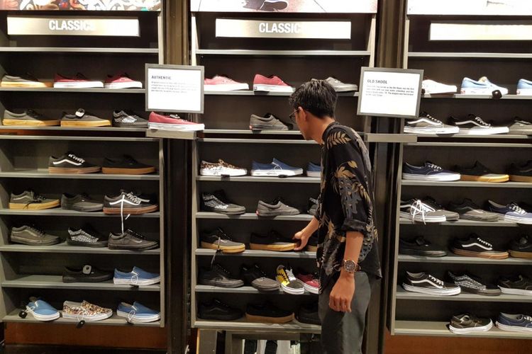 Pengunjung melihat koleksi sepatu di gerai Vans, Grand Indonesia, Jakarta, Jumat (22/9/2017).