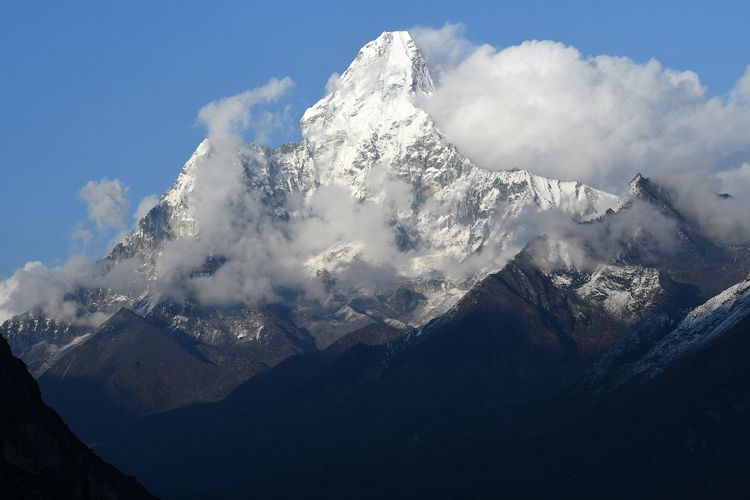 Foto Gunung Ama Dablam yang memiliki ketinggian 6.812 meter, bagian dari Pegunungan Himalaya.