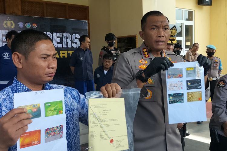 Kapolresta Solo Kombes Pol Iwan Saktiadi (kanan) dan Kasatreskrim Polresta Solo Kompol Agus Sunandar (kiri) memegang barang bukti kasus pembobolan ATM di Kota Solo, Jumat (3/3/2023).