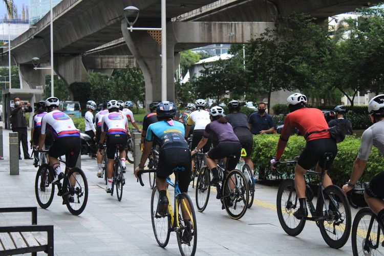 Para pesepeda dari komunitas pesepeda menjalani rangkaian Coffee Ride sejauh 15-20 km di area Kuningan, Jakarta pada Minggu (2/4/2023). Coffee Ride merupakan bagian dari rangkaian acara Cycling de Jabar 2023.(KOMPAS.com/FRENGKY TANTO WIJAYA)