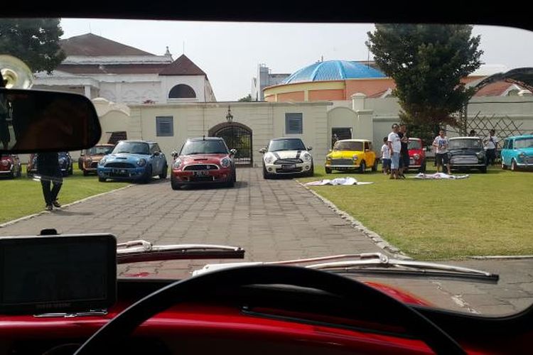 Rombongan Jogja Mini Touring 2016 memasuki Museum Vredeberg di Jalan Malioboro, Yogyakarta, Kamis (5/5/2016).  
