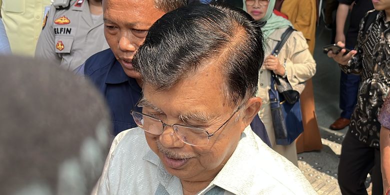 Wakil Presiden (Wapres) RI ke-10 dan ke-12, Jusuf Kalla (JK) saat ditemui di Pengadilan Tindak Pidana Korupsi (Tipikor) pada Pengadilan Negeri (PN) Jakarta Pusat, Kamis (16/5/2024).