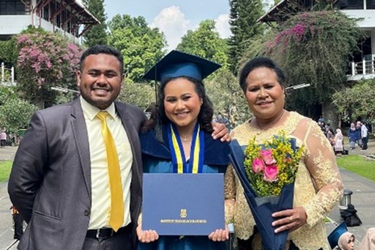 Jeane Wanggai berfoto di kampus ITB bersama keluarga seusai mengikuti rangkaian Wisuda Juli ITB 2022