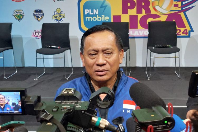 Ketua Umum PBVSI, Imam Sudjarwo, saat menjawab pertanyaan media usai konferensi pers Proliga 2024 di SCTV Tower, Jakarta, Senin (22/4/2024). 