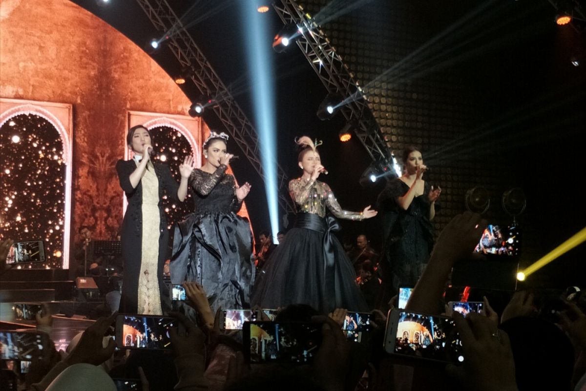 Krisdayanti, Rossa, Raisa, dan Isyana Sarasvati yang berjuluk The Greatest Four tampil dalam konser Ayat Ayat Cinta 2 yang berlangsung di Jakarta Convention Center (JCC) Senayan, Jakarta Selatan, Rabu (20/12/2017) malam. 