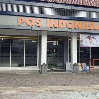 Suasana Kantor Pos Indonesia Lumajang tampak sepi, tidak ada antrean penerima BLT Kesra, Senin (20/10/2025)