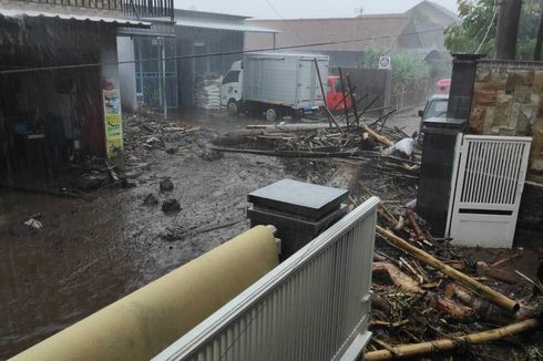 Banjir Bandang di Kota Batu, Saksi Melihat 6 Mobil Hanyut dan Warung Hancur Diterjang Air