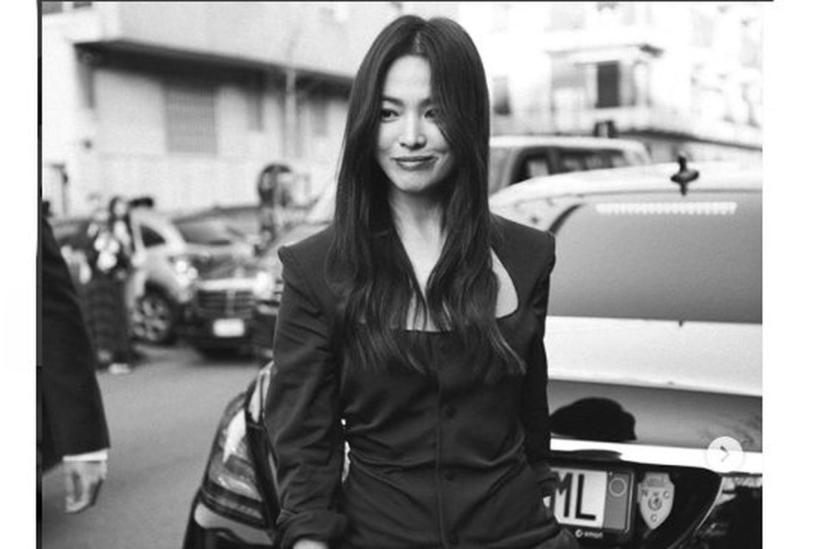 Artis peran asal Korea Selatan Song Hye Kyo saat menghadiri Milan Fashion Week 2020.