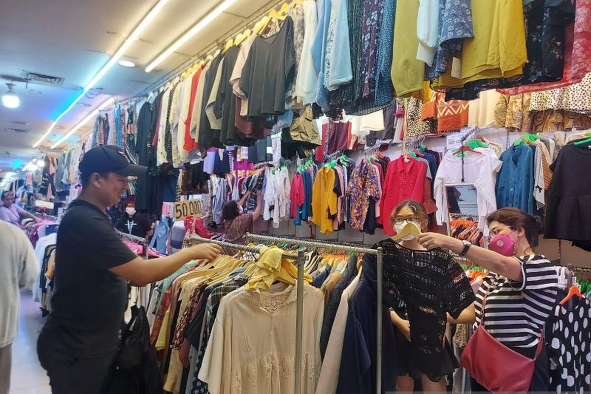 Situasi pusat pakaian bekas impor (thrifting) di lantai 2 Pasar Senen Blok III, Jakarta Pusat, Selasa (21/3/2023). 