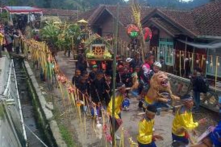Ruwatan Bumi Hajat Buruan, bentuk rasa syukur warga RW 03 Kampung Cikareumbi, Desa Cikidang, Kecamatan Lembang Kabupaten Bandung Barat, Jawa Barat. 