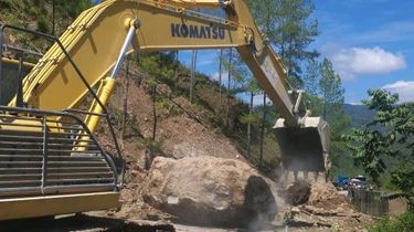 3 Jam Terjebak Longsor di Aceh Utara, Puluhan Mobil Akhirnya Bisa Lintasi Jalan Takengon-Gayo Lues