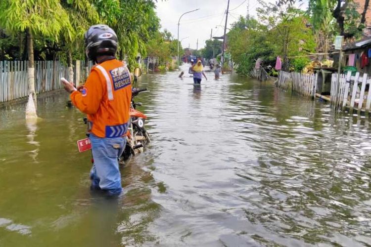 Kondisi banjir luapan sungai di Desa Karangrowo, Kecamatan Undaan, Kabupaten Kudus, Jawa Tengah, Kamis (11/2/2021).