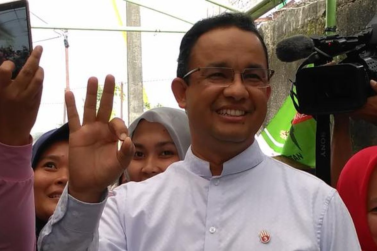 Calon gubernur DKI Jakarta nomor pemilihan tiga, Anies Baswedan, menyapa komunitas lansia dan anak-anak di Kebon Jeruk, Jakarta Barat, Selasa (17/1/2017) siang.