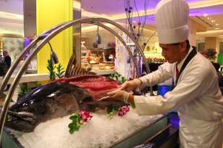 Local Tuna yang tersaji satu ekor tiap malamnya dalam acara Pesta Hidangan Laut di SATOO Restoran Shangri-La hotel Jakarta, Kamis (19/5/2016).