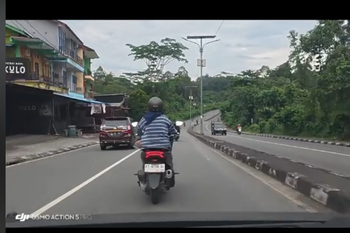 Pengendara motor lambat di lajur kanan