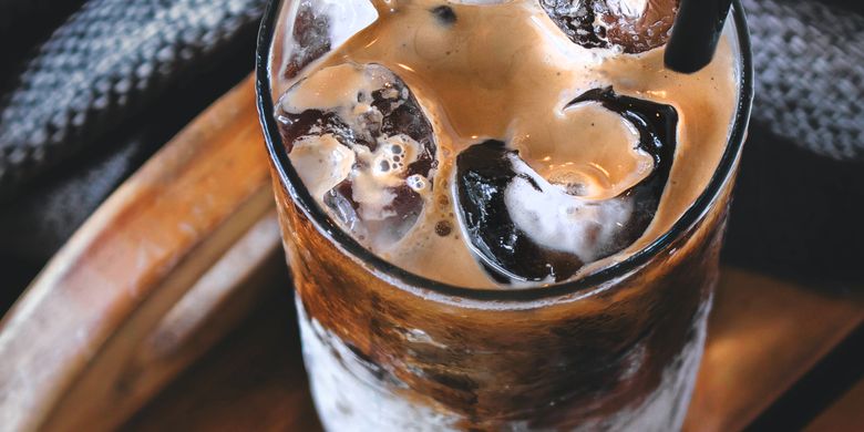 Anda bisa meramu es kopi hitam atau es kopi susu dengan menggunakan botol shaker.
