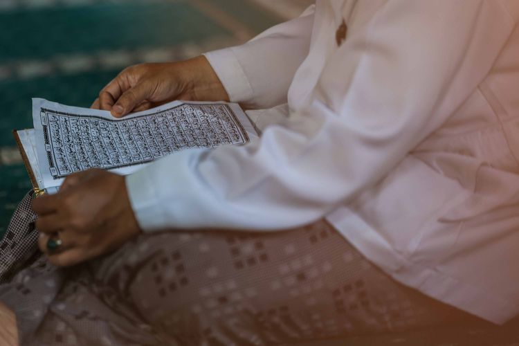 Ilustrasi umat Islam membaca Al Quran. Berikut adalah ragam tradisi tradisi perayaan malam Nisfu Syaban di Indonesia.
