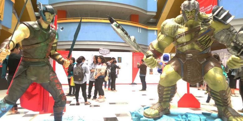 Patung karakter Marvel, Thor dan Hulk pada acara Marvel Creative Day Out di Binus University, Jakarta Barat, Jumat (12/1/2018).