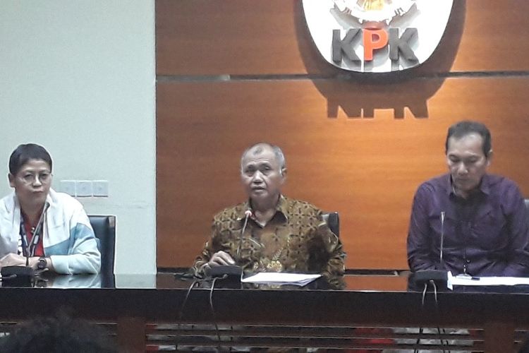 Ketua Komisi Pemberantasan Korupsi Agus Rahardjo (tengah) dalam konferensi pers menyikapi revisi UU KPK di Gedung Merah Putih KPK, Kamis (5/9/2019). 