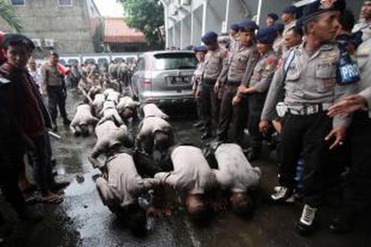 Sejumlah anggota Polri melakukan sujud syukur atas dikabulkannya sebagian gugatan praperadilan Komjen Pol Budi Gunawan atas Komisi Pemberantasan Korupsi (KPK) di Pengadilan Negeri Jakarta Selatan, Senin (16/2/2015). Hakim tunggal Sarpin Rizaldi memutuskan bahwa penetapan tersangka Budi Gunawan oleh KPK tidak sah secara hukum. Hakim memberikan putusan tersebut setelah menimbang sejumlah hal, antara lain dalil gugatan pihak pemohon, jawaban atas gugatan dari termohon, serta bukti dan saksi-saksi yang diajukan kedua belah pihak.