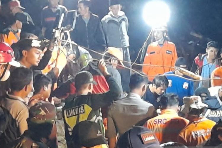 Peutgas tengah mengevakuasi korban longsor di Kampung Pasir Pogor, Desa Cipelang, Kecamatan Cijeruk, Kabupaten Bogor, Jawa Barat, Minggu (22/5/2022)