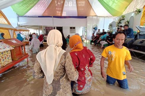 Abaikan Banjir, Pasangan di Cilacap Gelar Pesta Pernikahan meski Rumah Tergenang