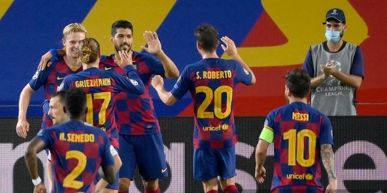 Luis Suarez berselebrasi dengan rekan-rekannya setelah mencetak gol dalam laga leg kedua babak 16 besar Liga Champions antara Barcelona dan Napoli di Stadion Camp Nou, Sabtu (8/8/2020) atau Minggu (9/8/2020) dini hari WIB. 