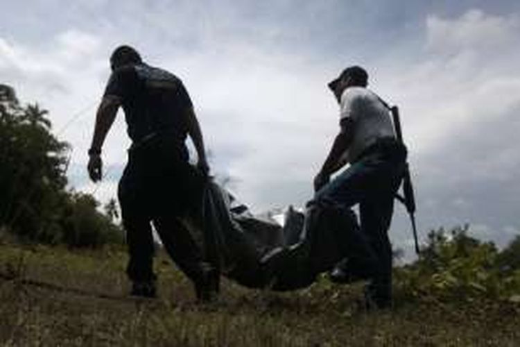 Aparat kepolisian federal Meksiko menemukan sembilan mayat di sebuah jalan di antara kota Tixtla dan Atliaca, negara bagian Guerrero,Senin (21/11/2016). Foto ini diambil pada 31 Juli 2016 untuk kasus yang serupa.
