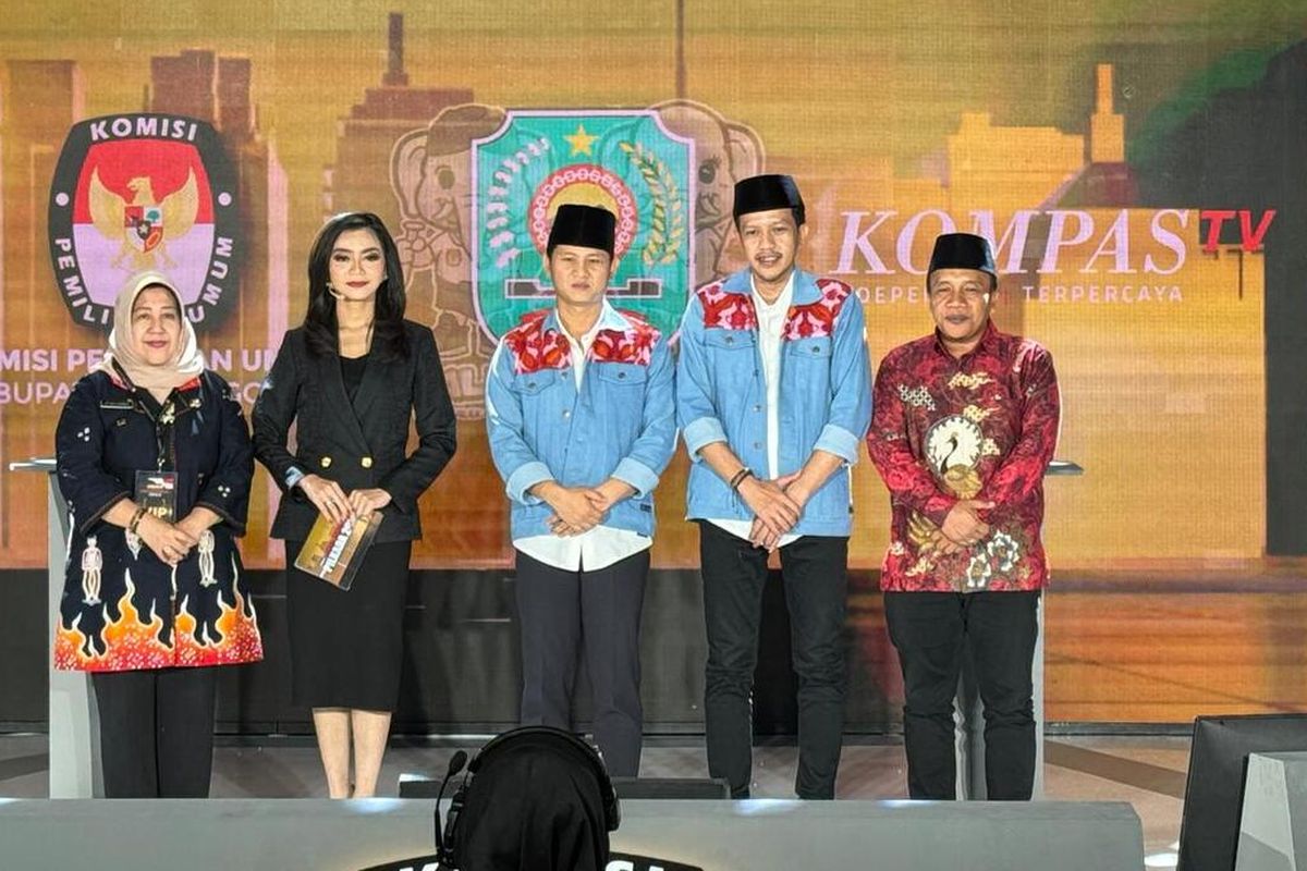 Pasangan Cabup Cawabup Trenggalek Mochammad Nur Arifin-Syah Muhammad Natanegara mengenakan baju buatan UMKM lokal dalam tahapan debat Pilkada di Surabaya, Rabu (06/11/2024).