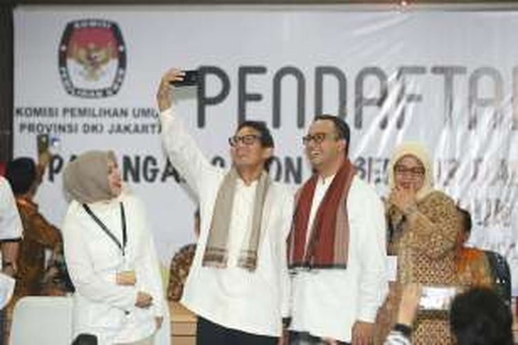 Anies Baswedan dan Sandiaga Uno diabadikan saat mendaftar di KPU DKI Jakarta, Jumat (23/9/2016). Anies dan Sandiaga resmi mendaftarkan diri sebagai pasangan bakal cagub dan cawagub Pilkada DKI Jakarta, setelah diusung oleh Partai Gerindra dan Partai Keadilan Sejahtera.