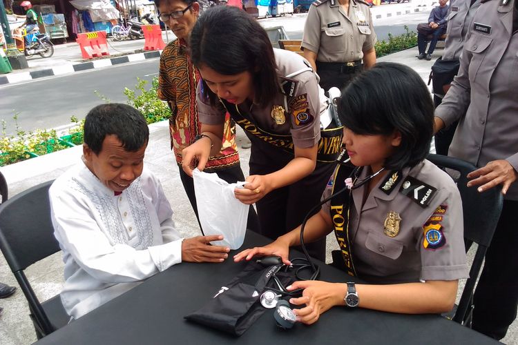 Polisi wanita (polwan) Polda DIY memberikan vitamin kepada pejalan kaki di Jalan Malioboro, Kota Yogyakarta, Jumat (4/8/2017)