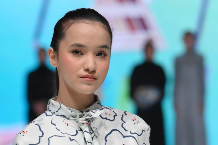 Wardah memperkenalkan makeup look dewy natural di Indonesia Fashion Week 2023