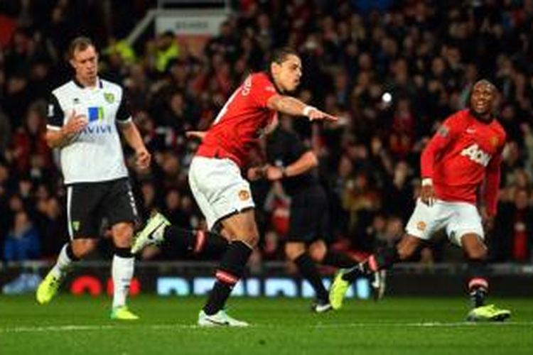 Penyerang Manchester United (MU), Javier Hernandez saat merayakan gol pertamanya ke gawang Norwich City pada putaran IV Capital One Cup di Stadion Old Trafford, Selasa atau Rabu (30/10/2013) dini hari WIB. 