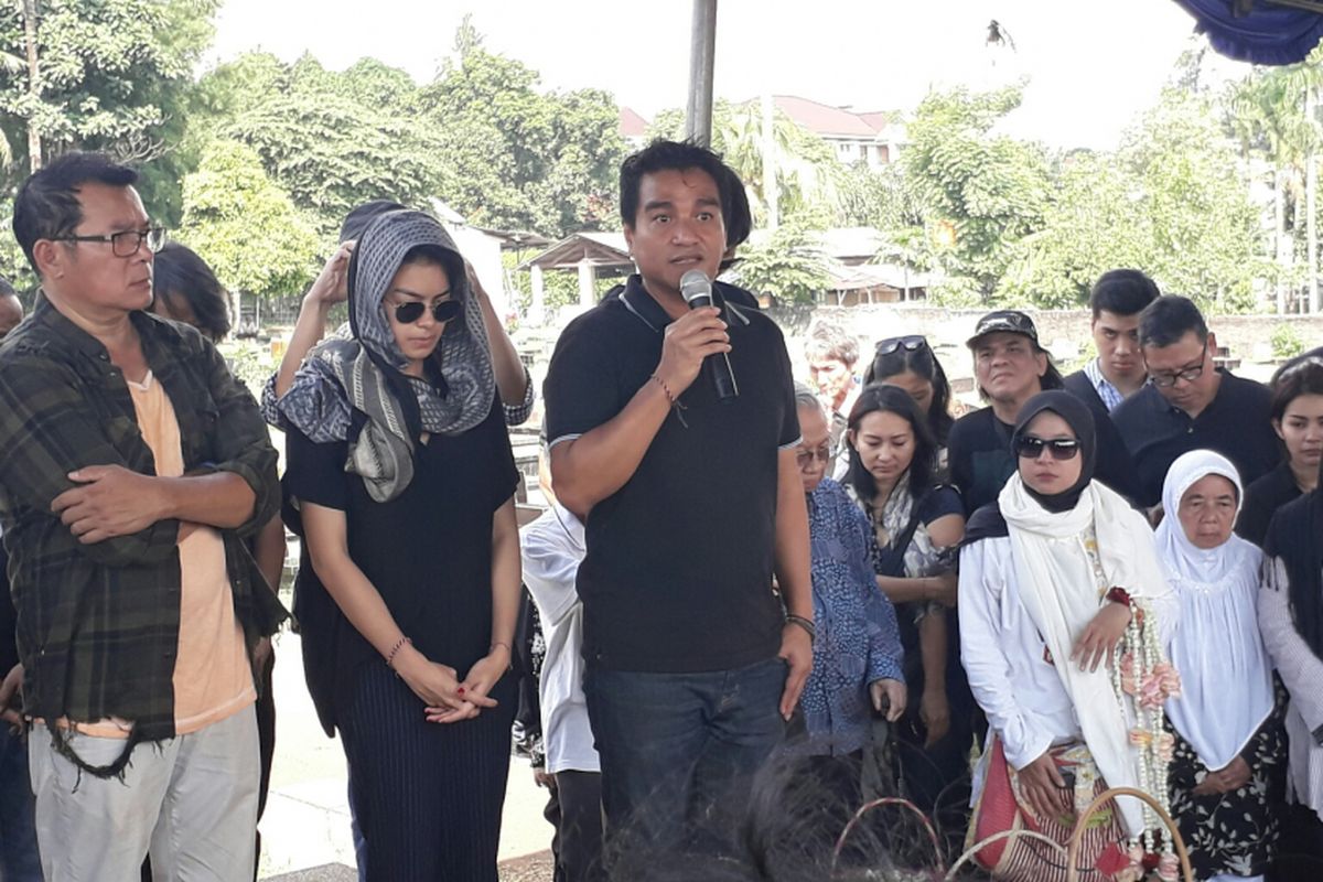 Mathias Muchus, Eva Celia, dan Indra Lesmana turut mengantarkan Nien Lesmana ke tempat peristirahatan terakhir di TPU Tanah Kusir, Jakarta Selatan, Rabu (28/6/2017).