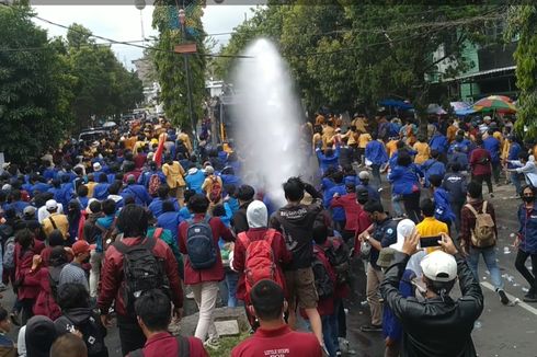 Demo di DPRD Sukabumi Ricuh, Mahasiswa dan Polisi Cedera