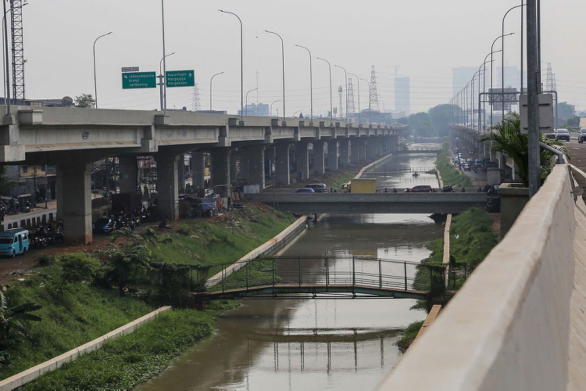 Suasana ruas jalan tol Bekasi-Cawang-Kampung Melayu (Becakayu),  yang diresmikan Presiden Joko Widodo di kawasan Jakasampurna, Bekasi, Jawa Barat, Jumat (3/11/2017). Presiden Joko Widodo meresmikan ruas jalan tol yakni Seksi 1B dan 1C sepanjang 8,26 kilometer yang terbentang dari Cipinang Melayu-Pangkalan Jati-Jakasampurna.