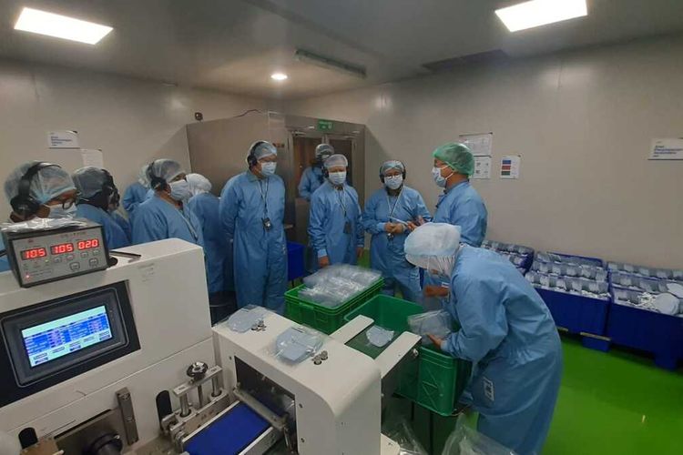 Direktur Jendral PT Kefarmasian dan Alat Kesehatan Kementrian Kesehatan Lucia Rizka Andalusia saat melihat produkasi masker medis anti virus pertama di Indonesia beroprasi di Serang Banten