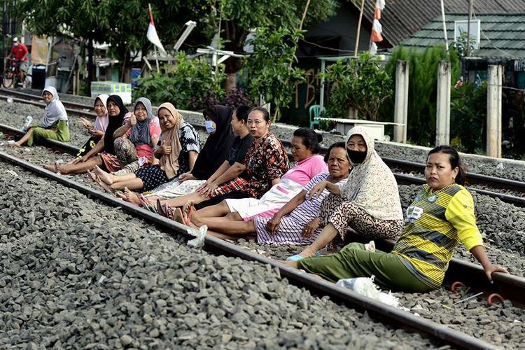 The country is now home to 26.42 million impoverished Indonesians or around 9.78 percent of the population based on data from Statistics Indonesia.