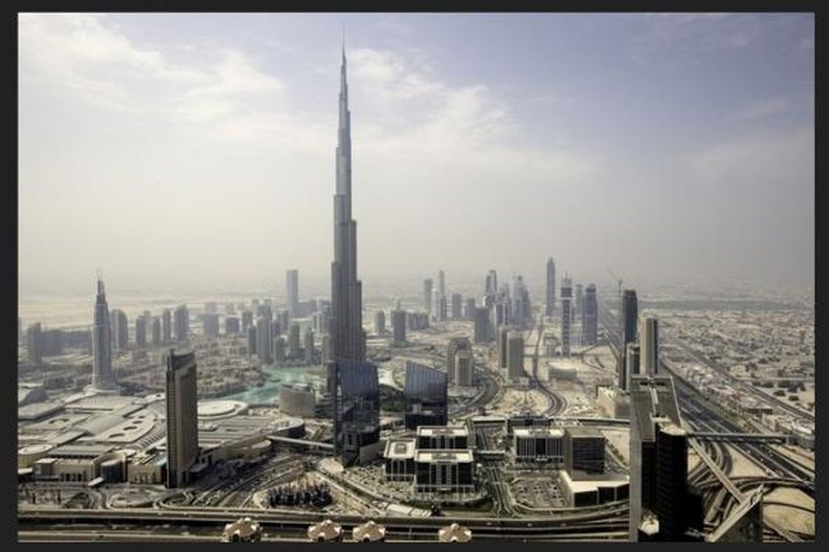 Tinggi Burj Khalifa adalah 2.717 kaki atau 828 meter dengan menara pandang terbaru yang berada pada lantai 148, yakni pada ketinggian 555.7 meter. 