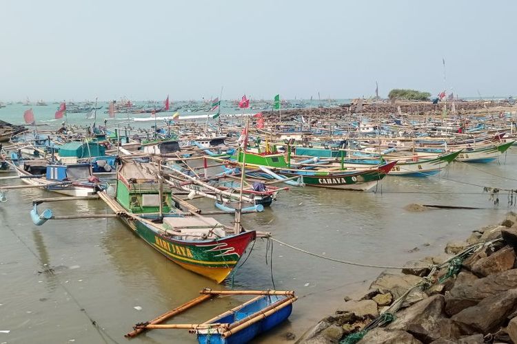 Perahu nelayan kecil disandarkan di Tempat Pelelangan Ikan (TPI) Tanjung Panto Kabupaten Lebak akibat gelombang tinggi 2,5 meter di selatan Banten dan Samudera Hindia. 