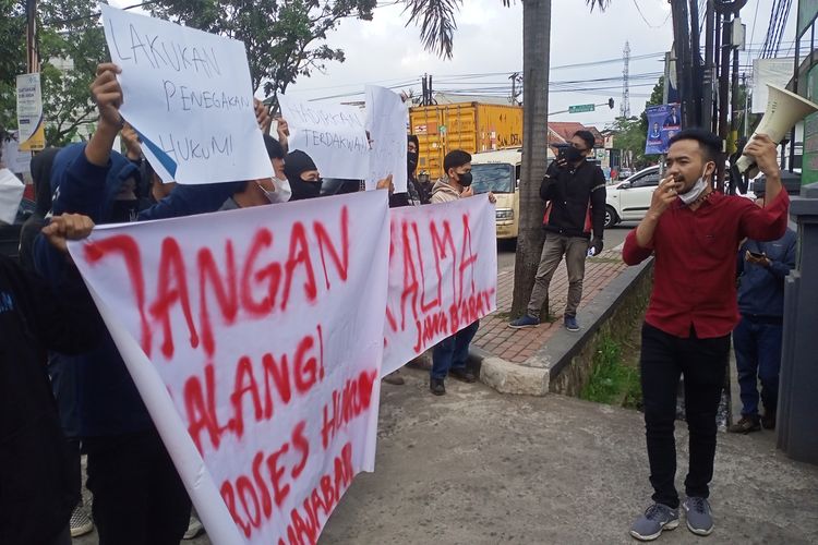 Sejumlah mahasiswa yang tergabung dalam Aliansi Mahasiswa Jawa Barat (ALMA JABAR) melakukan unjuk rasa di depan Pengadilan Negeri (PN) Bale Bandung, Baleendah, Kabupaten Bandung, Jawa Barat, pada Kamis (12/1/2023).