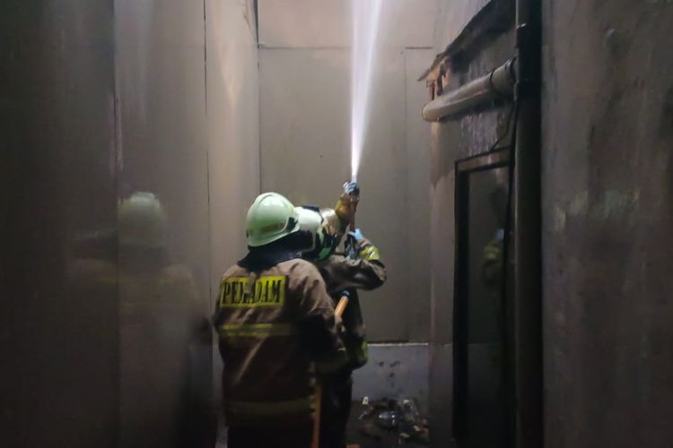 Petugas pemadam kebakaran dari Sudin Gulkarmat Jakarta Timur saat memadamkan kobaran api di Jalan Raya Penggilingan RT 06 RW 05, Kelurahan Penggilingan, Cakung, Jakarta Timur, Kamis (17/11/2022). Petugas menduga api berasal dari korsleting listrik.