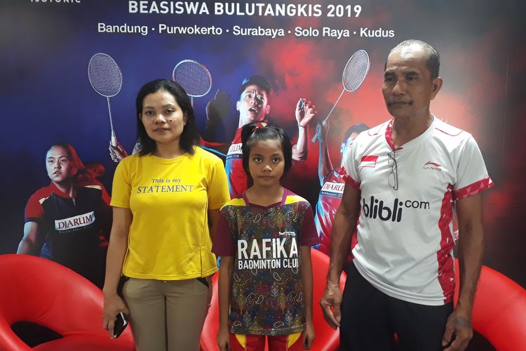 Salah satu peserta Audisi Umum Beasiswa Bulu Tangkis 2019, Dhiva Violya Marante, bersama kedua orang tuanya.